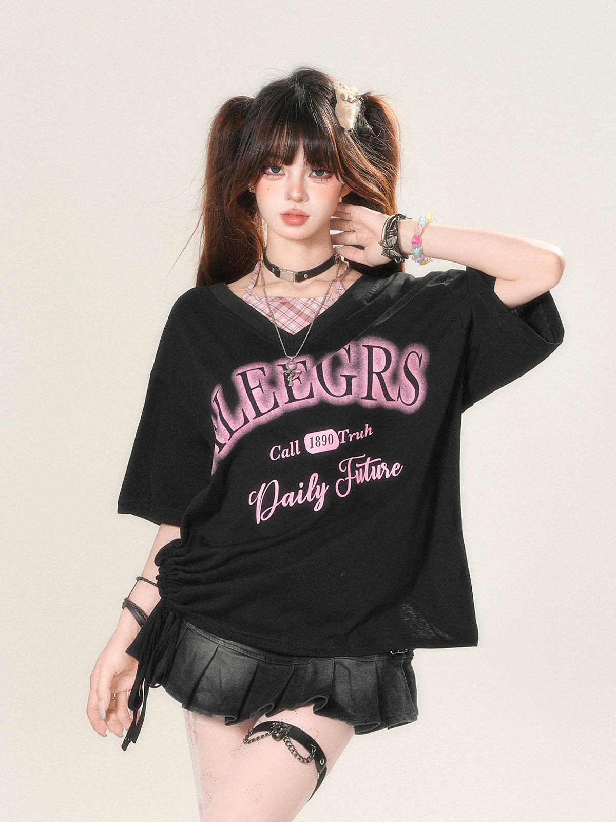 Y2K V-Neck Layered Graphic Tee – Oversized Street Style Short Sleeve