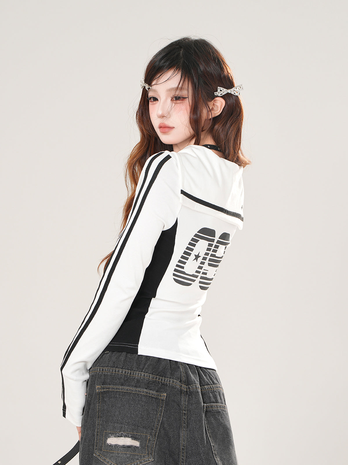 Sporty Vitality Long Sleeve Tee – Slim Fit V-Neck Y2K Top